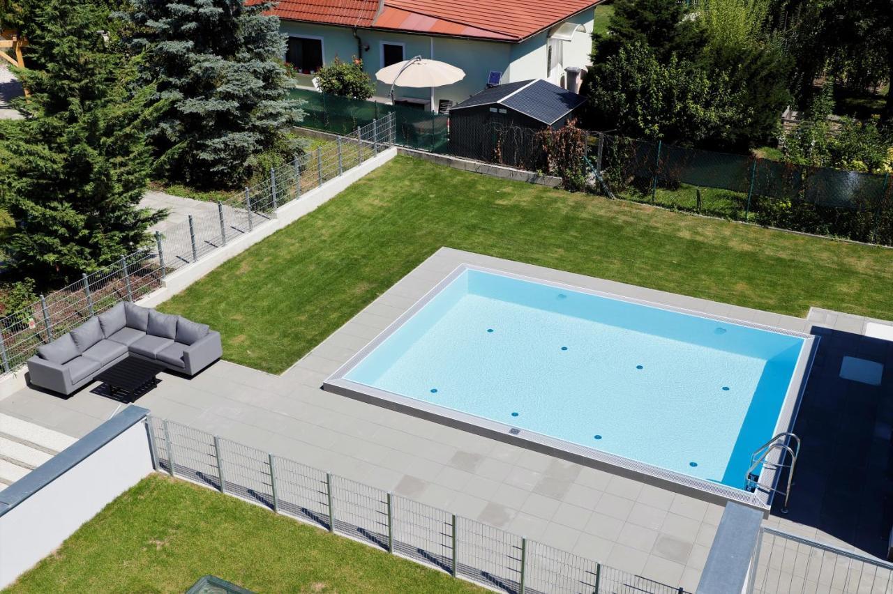 Red Flower Apartment With Pool - 5 Min To Lake Viena Exterior foto